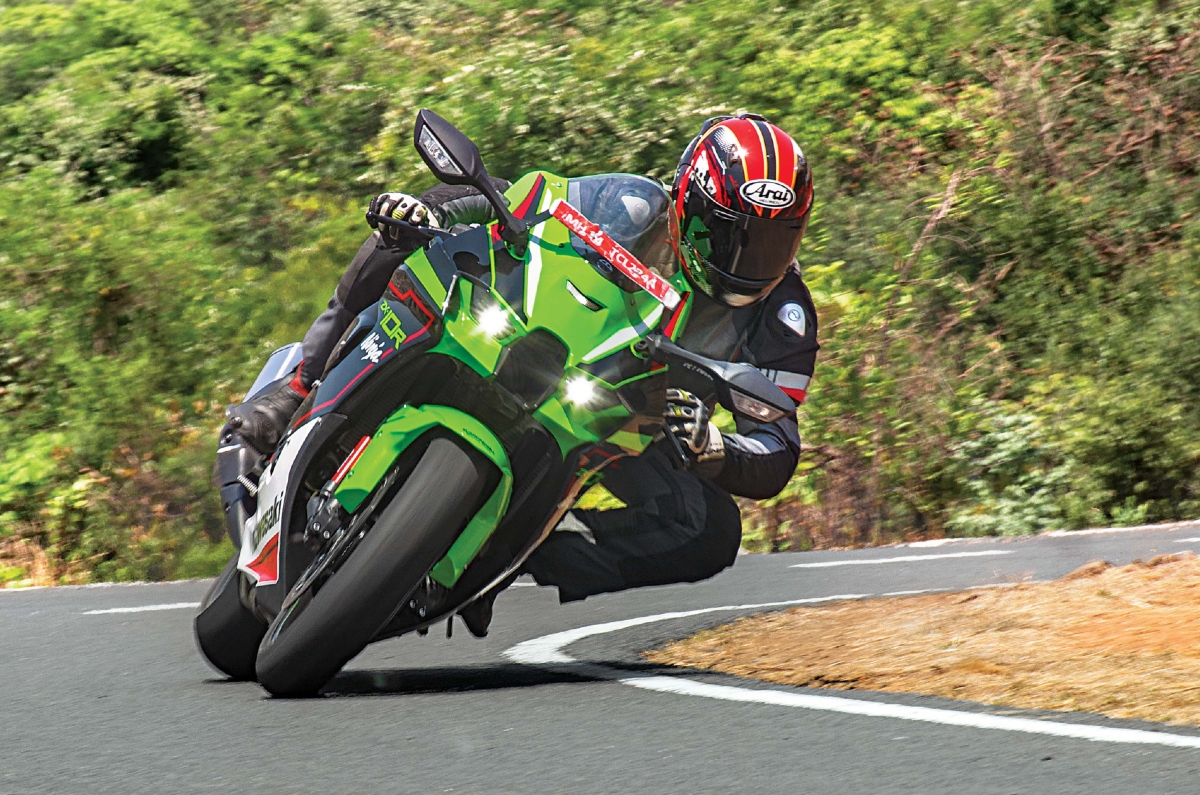 सुपरबाइक का सितारा: कावासाकी निंजा ZX-10R की दमदार विशेषताएँ और कीमत जानें